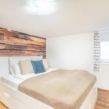 Trendy Downtown Hideaway *
